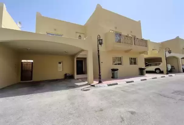 Résidentiel Propriété prête 4 + femme de chambre U / f Villa à Compound  a louer au Al-Sadd , Doha #8388 - 1  image 