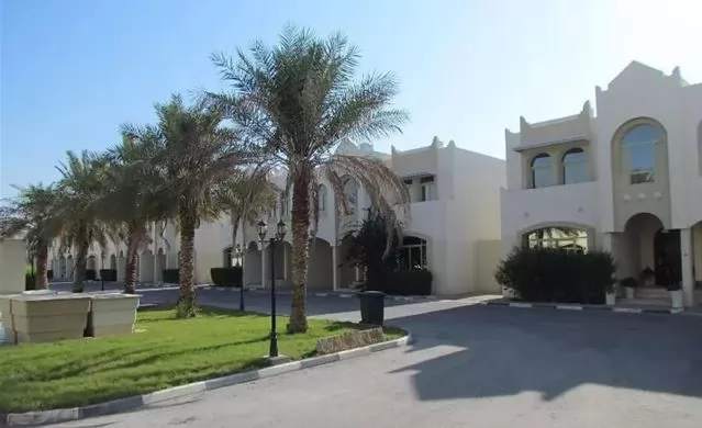 Wohn Klaar eigendom 3 + Magd Schlafzimmer F/F Villa in Verbindung  zu vermieten in Al Sadd , Doha #8392 - 1  image 