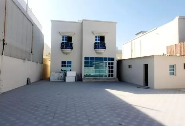 Жилой Готовая недвижимость 4+комнаты для горничных Н/Ф Отдельная вилла  в аренду в Доха #8489 - 1  image 