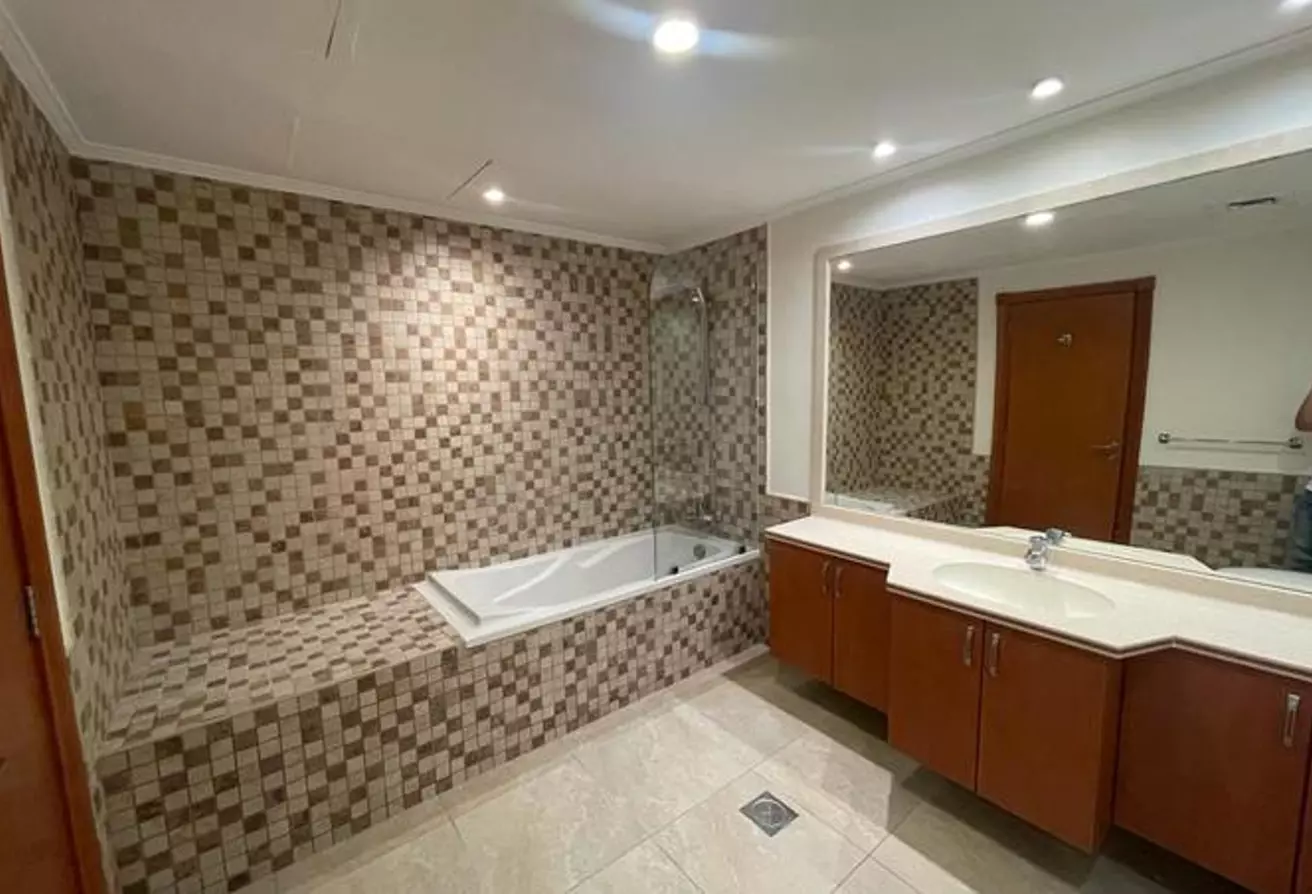 Résidentiel Propriété prête 1 chambre S / F Appartement  a louer au Al-Sadd , Doha #8494 - 1  image 