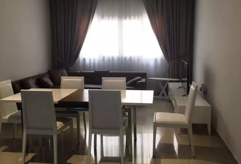 yerleşim Hazır Mülk 2 yatak odası U/F Apartman  kiralık içinde Doha #8497 - 1  image 