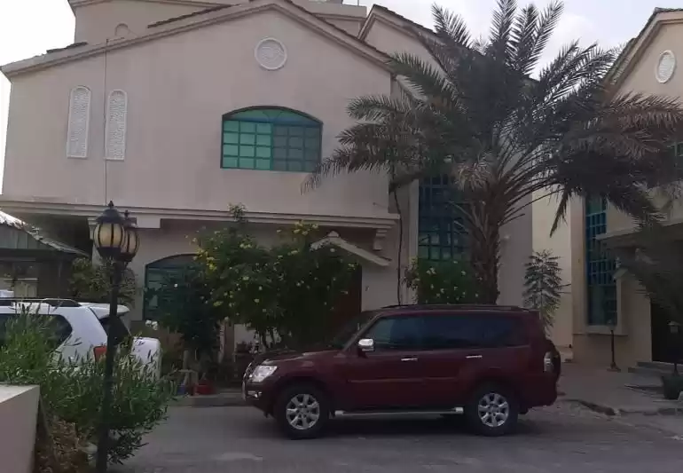Wohn Klaar eigendom 5 + Zimmermädchen S/F Villa in Verbindung  zu vermieten in Al Sadd , Doha #8508 - 1  image 