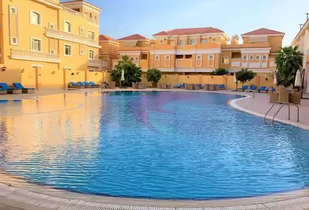 Residencial Listo Propiedad 5 + habitaciones de servicio S / F Villa en Compound  alquiler en al-sad , Doha #8525 - 1  image 