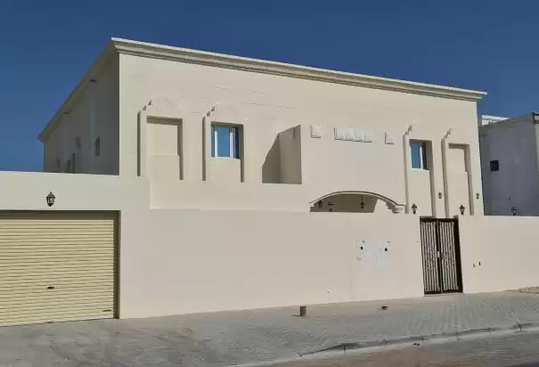 yerleşim Hazır Mülk 7+ Yatak Odası U/F Müstakil Villa  kiralık içinde Al Sadd , Doha #8587 - 1  image 