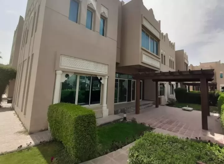 Résidentiel Propriété prête 5 + femme de chambre S / F Villa autonome  a louer au Doha #8597 - 1  image 