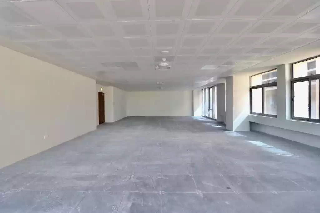 Commercial Propriété prête U / f Halls-Showrooms  a louer au Doha #8688 - 1  image 