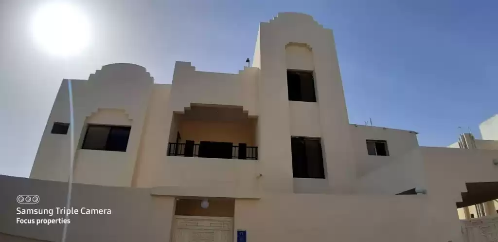 yerleşim Hazır Mülk 4 Yatak Odası U/F Müstakil Villa  kiralık içinde Al Sadd , Doha #8696 - 1  image 