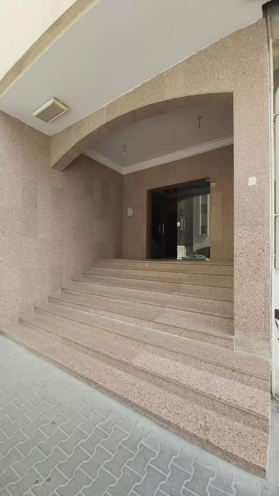 Wohn Klaar eigendom 2 Schlafzimmer U/F Wohnung  zu vermieten in Al Sadd , Doha #8698 - 1  image 