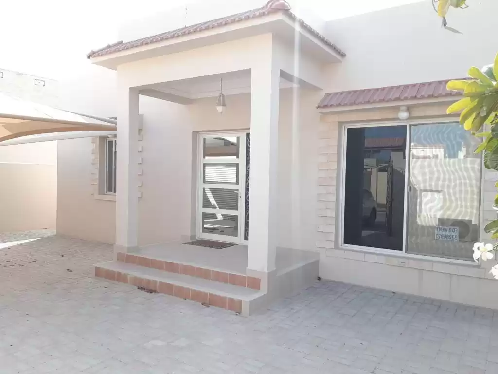 Résidentiel Propriété prête 3 chambres U / f Villa autonome  a louer au Al-Sadd , Doha #8988 - 1  image 