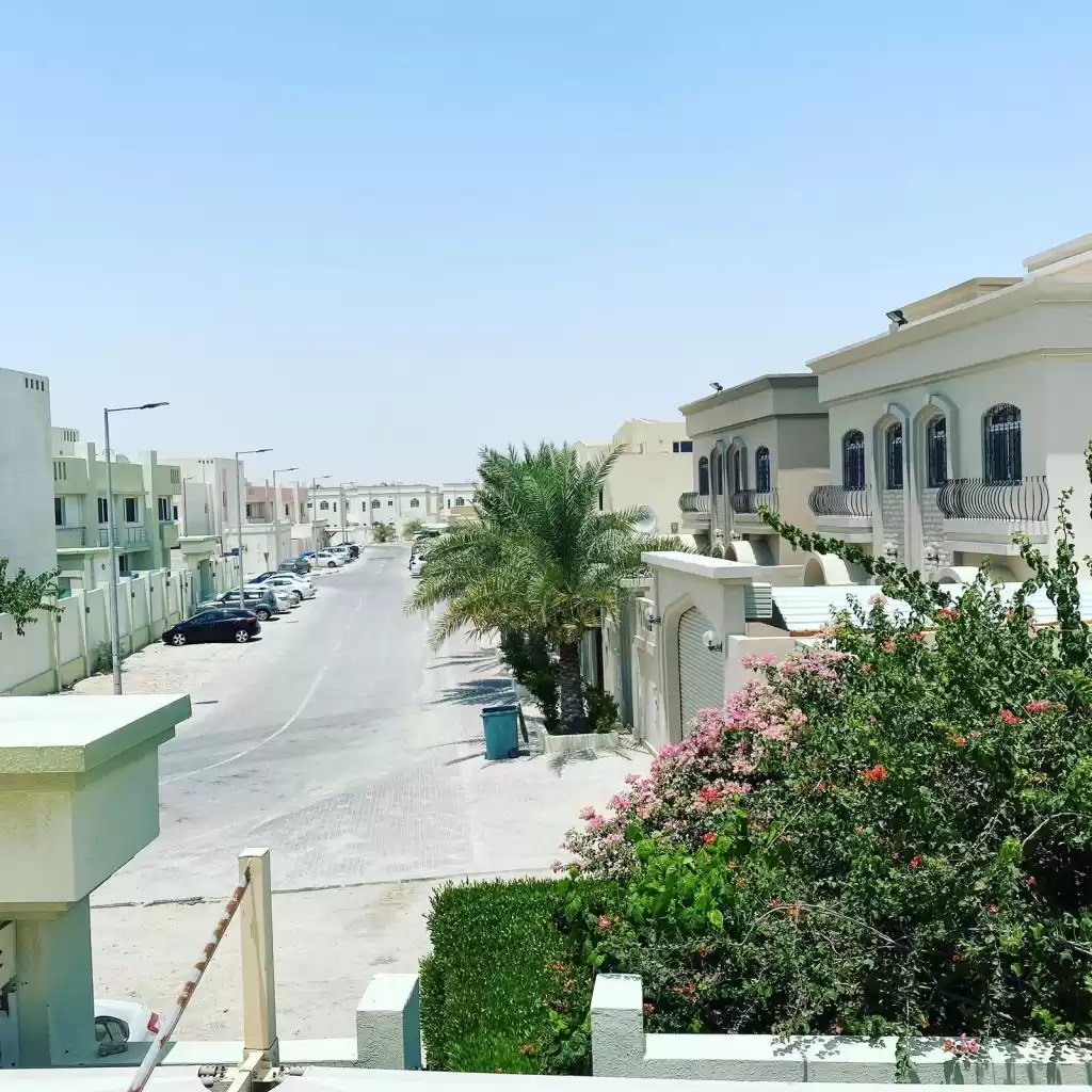 Wohn Klaar eigendom 7 Schlafzimmer S/F Villa in Verbindung  zu vermieten in Doha #9227 - 1  image 