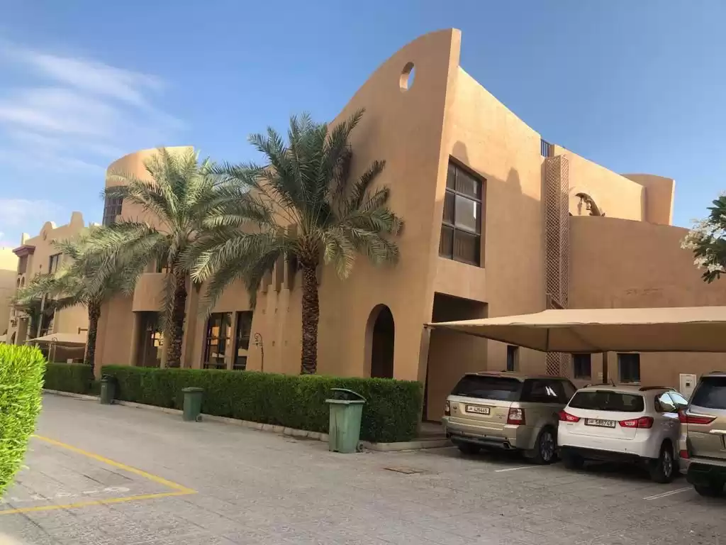yerleşim Hazır Mülk 4 Yatak Odası U/F Müstakil Villa  kiralık içinde Al Sadd , Doha #9232 - 1  image 