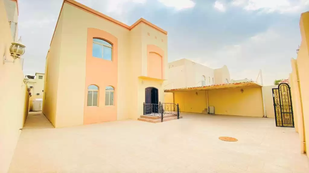 yerleşim Hazır Mülk 5 Yatak Odası U/F Müstakil Villa  kiralık içinde Al Sadd , Doha #9265 - 1  image 