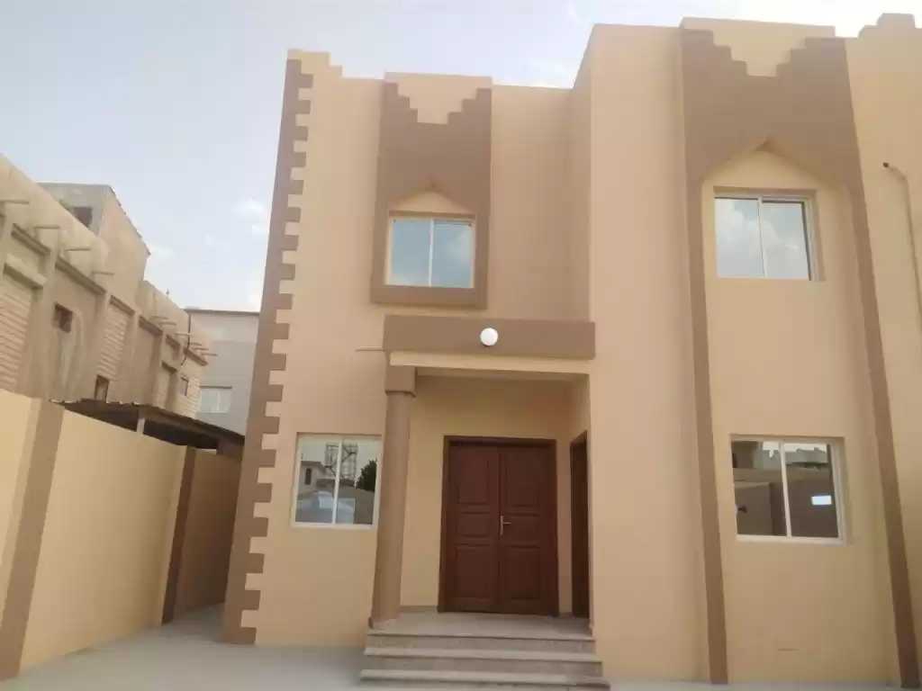 yerleşim Hazır Mülk 7 Yatak Odası U/F Müstakil Villa  kiralık içinde Al Sadd , Doha #9401 - 1  image 