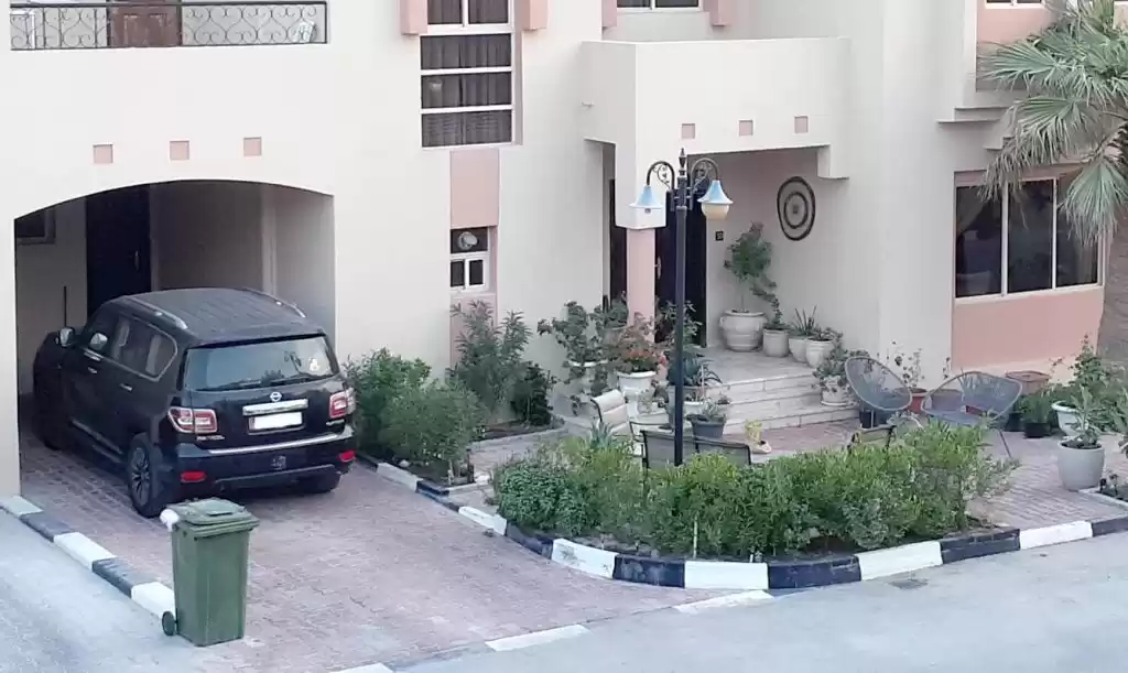 Residencial Listo Propiedad 4 habitaciones U / F Villa en Compound  alquiler en al-sad , Doha #9402 - 1  image 