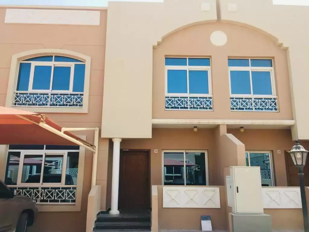 Residencial Listo Propiedad 4 habitaciones S / F Villa en Compound  alquiler en al-sad , Doha #9403 - 1  image 