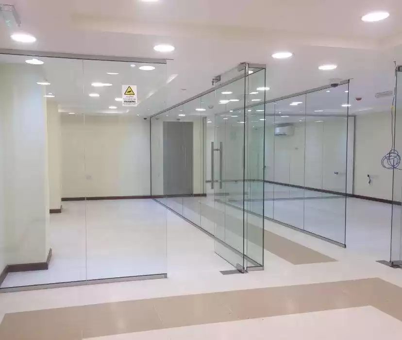 Kommerziell Klaar eigendom U/F Zalen-showrooms  zu vermieten in Doha #9566 - 1  image 