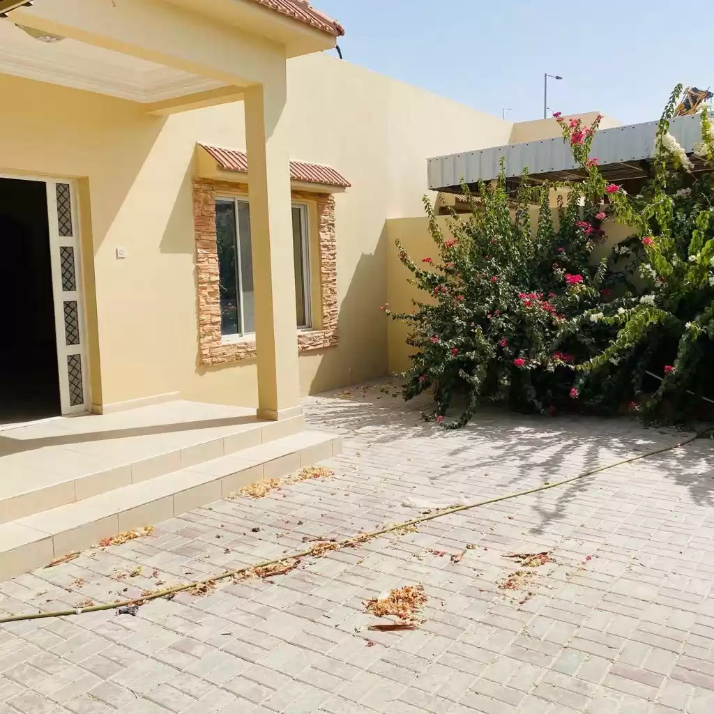 Résidentiel Propriété prête 3 chambres U / f Villa autonome  a louer au Al-Sadd , Doha #9584 - 1  image 