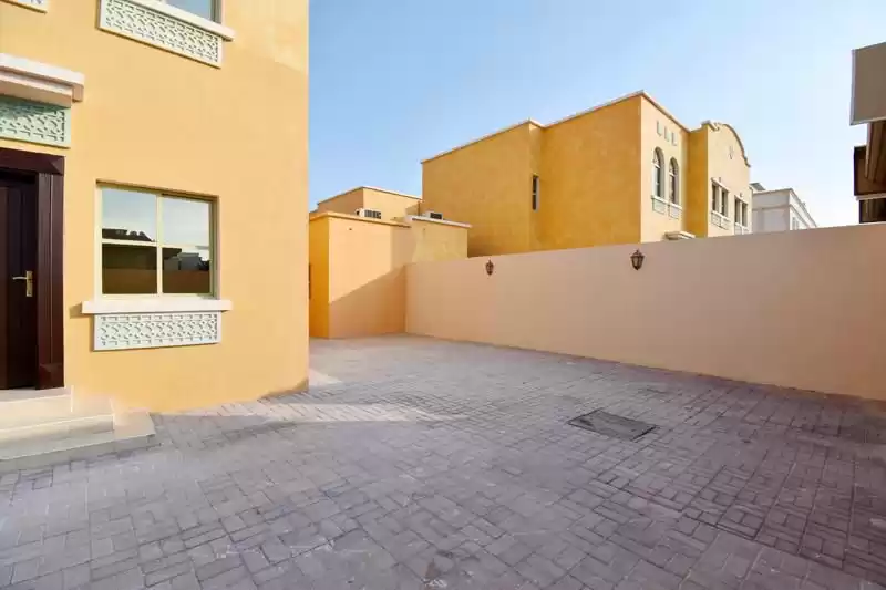 yerleşim Hazır Mülk 6 Yatak Odası U/F Müstakil Villa  kiralık içinde Al Sadd , Doha #9588 - 1  image 