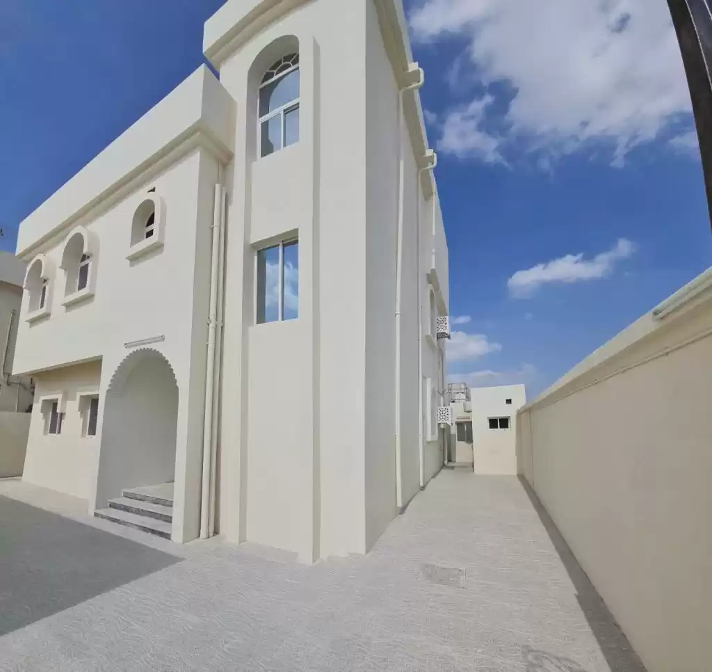 Résidentiel Propriété prête 5 chambres U / f Villa autonome  a louer au Al-Sadd , Doha #9603 - 1  image 
