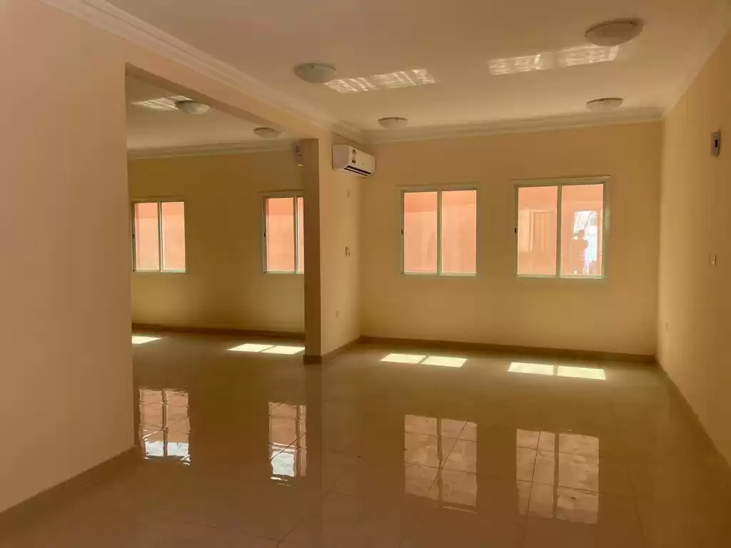 yerleşim Hazır Mülk 6 Yatak Odası U/F Müstakil Villa  kiralık içinde Al Sadd , Doha #9632 - 1  image 
