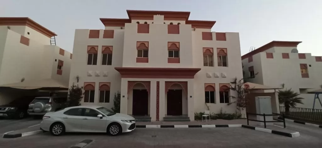 Жилой Готовая недвижимость 4 спальни Ж/Ж Вилла в комплексе  в аренду в Аль-Садд , Доха #9662 - 1  image 