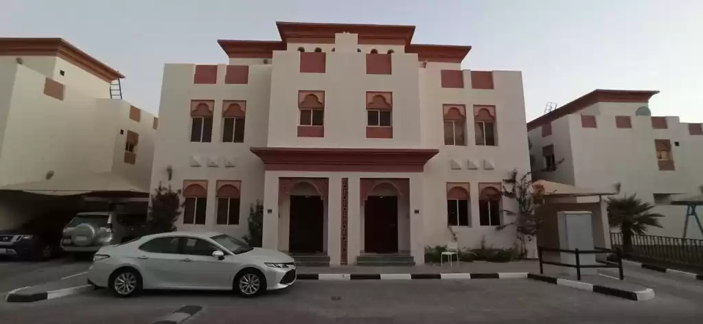 Wohn Klaar eigendom 4 Schlafzimmer F/F Villa in Verbindung  zu vermieten in Al Sadd , Doha #9662 - 1  image 