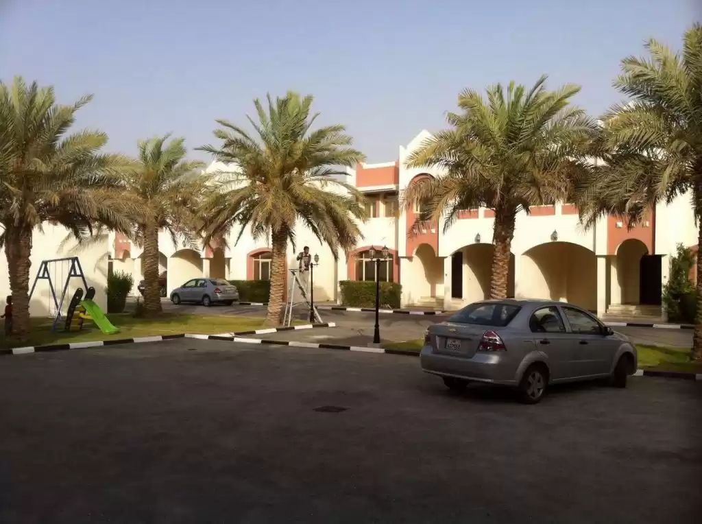 Residencial Listo Propiedad 4 habitaciones F / F Villa en Compound  alquiler en al-sad , Doha #9663 - 1  image 