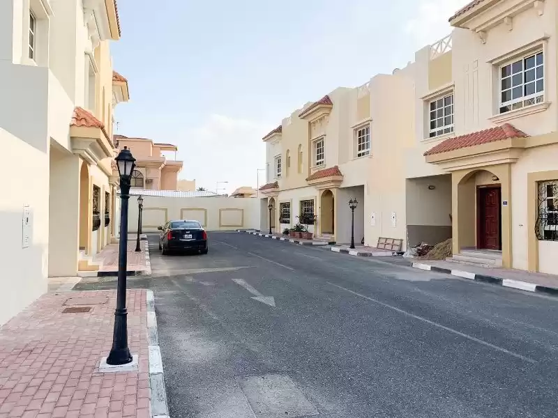 Wohn Klaar eigendom 5 + Zimmermädchen S/F Villa in Verbindung  zu vermieten in Al Sadd , Doha #9706 - 1  image 