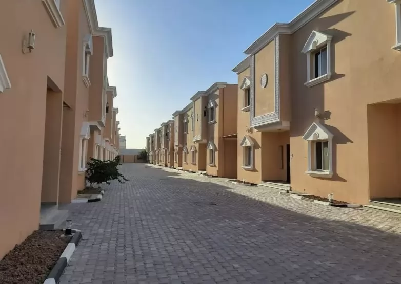 Жилой Готовая недвижимость 5 спален Н/Ф Отдельная вилла  в аренду в Доха #9720 - 1  image 