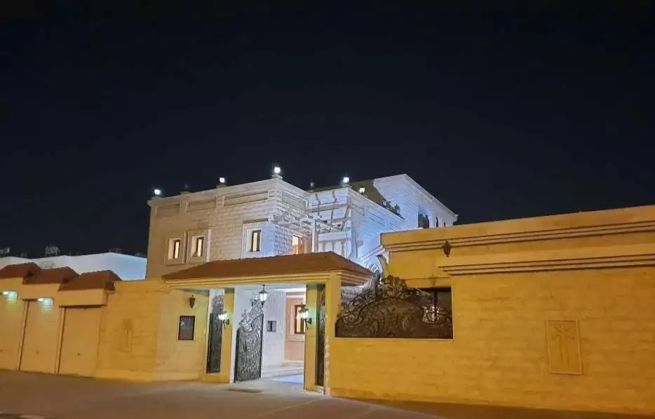 Residential Ready Property 7+ Bedrooms U/F Standalone Villa  for sale in Doha #9733 - 1  image 